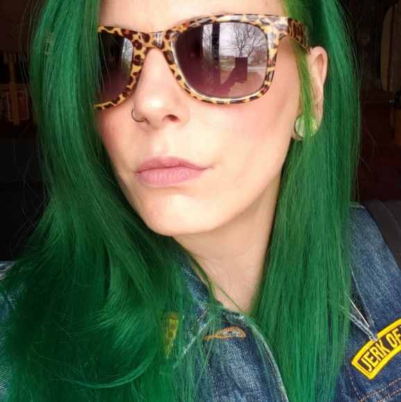 Meet your Posher, Kris - Picture 1 of 1